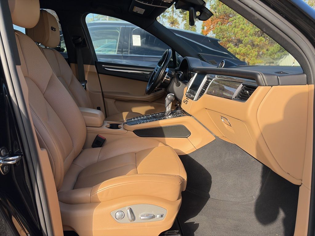 2017 Porsche Macan GTS photo 2