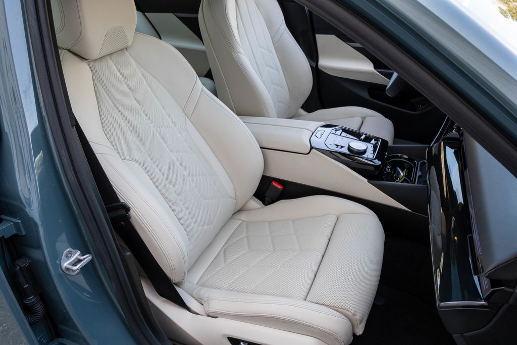 2025 BMW 5 Series 530i - Photo 26
