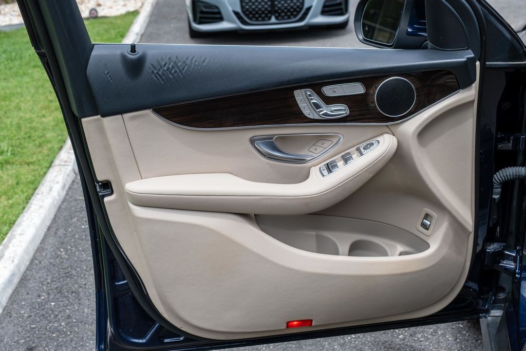 2022 Mercedes-Benz GLC GLC300 - Photo 11