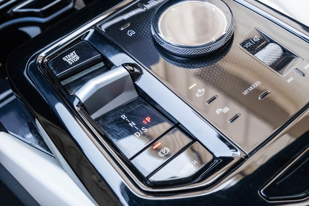 2025 BMW 5 Series 530i - Photo 19