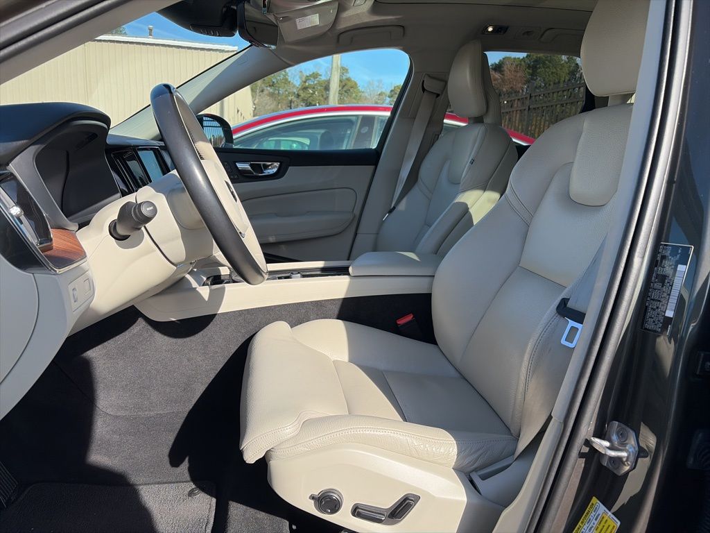 2019 Volvo XC60 T5 Momentum photo 3