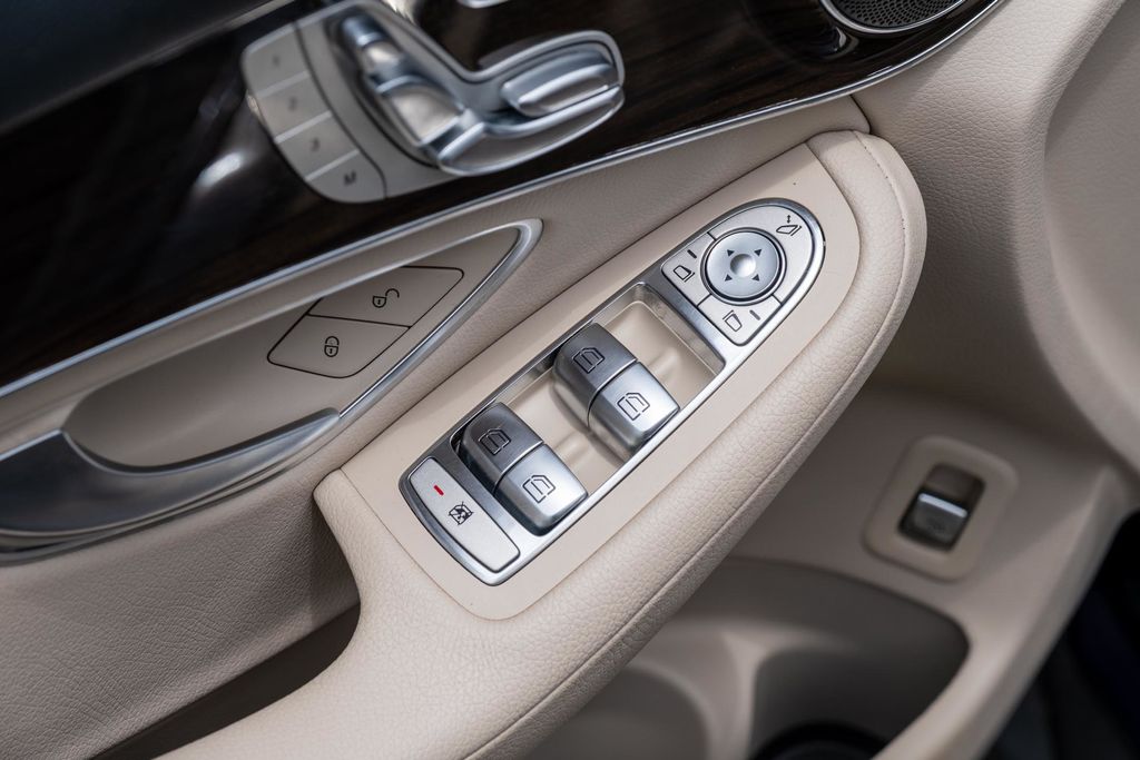2022 Mercedes-Benz GLC GLC300 - Photo 13