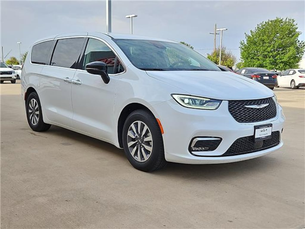 Used 2024 Chrysler Pacifica Hybrid Select Front-Wheel Drive Passenger Van