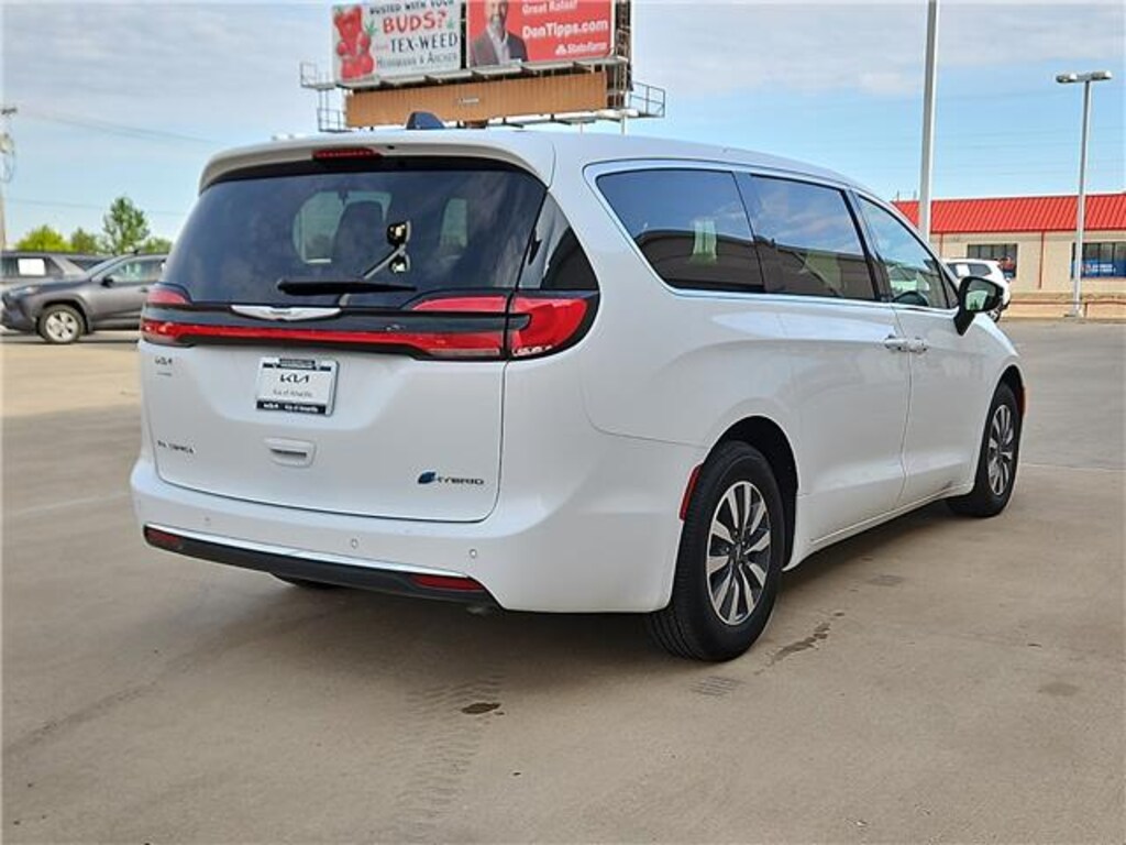 Used 2024 Chrysler Pacifica Hybrid Select Front-Wheel Drive Passenger Van