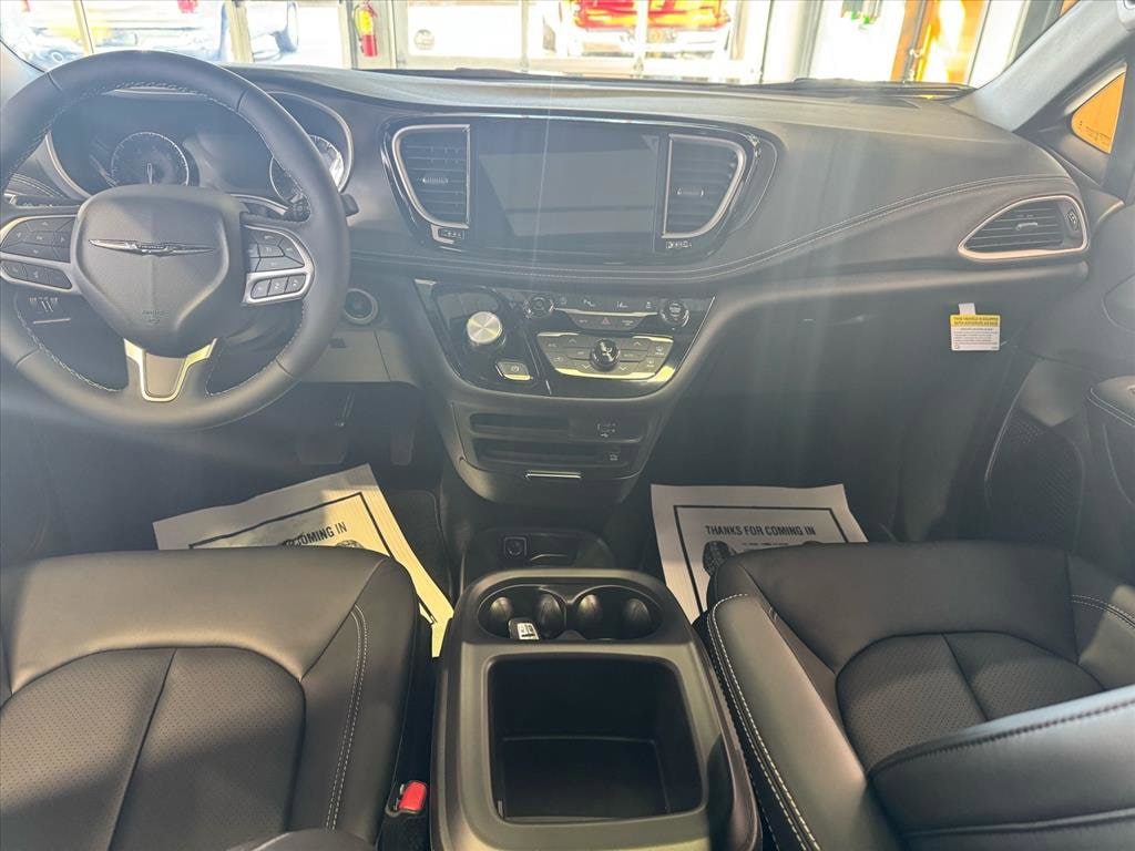 2026 Chrysler Pacifica Select - Photo 12