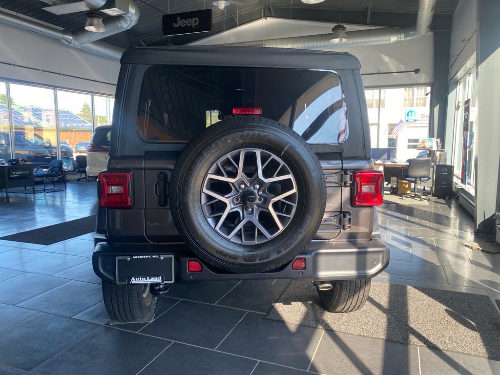 2025 Jeep Wrangler 4-Door Sahara - Photo 4