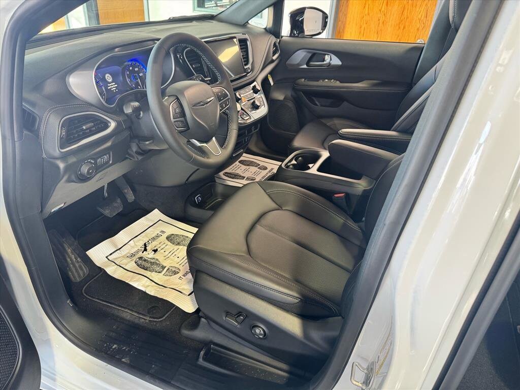 2026 Chrysler Pacifica Select - Photo 17