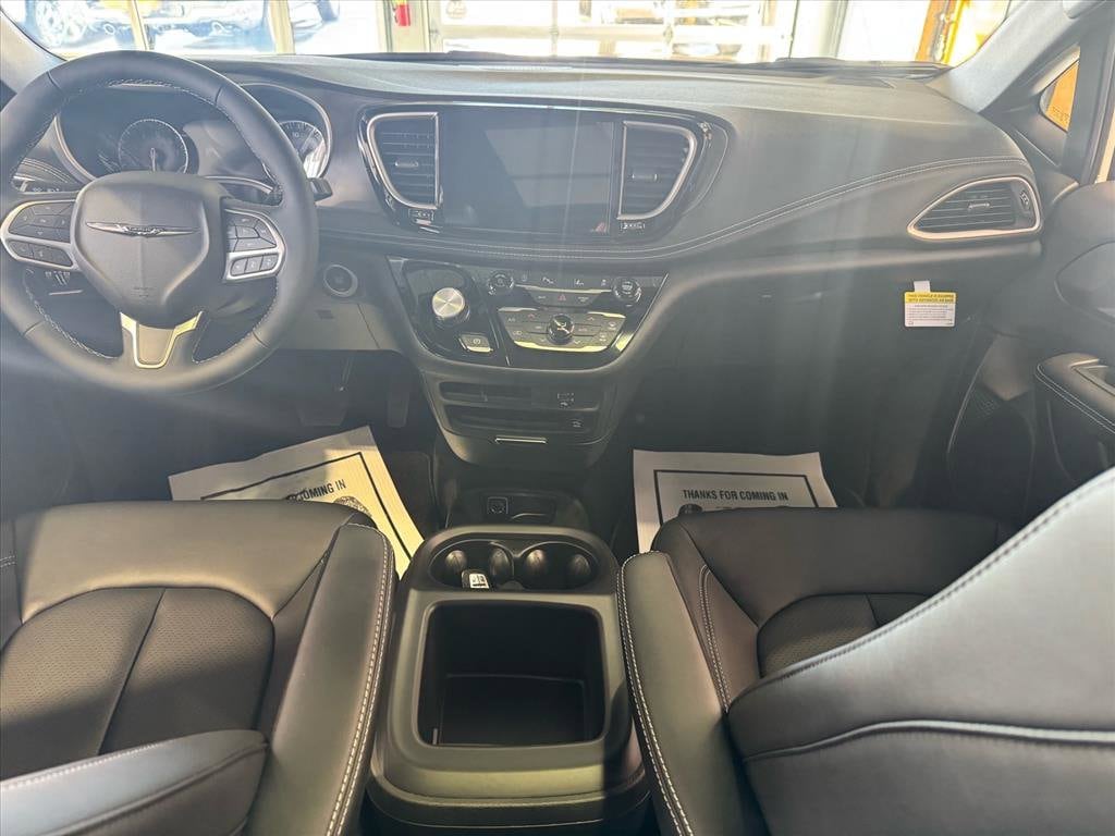 2026 Chrysler Pacifica Select - Photo 15