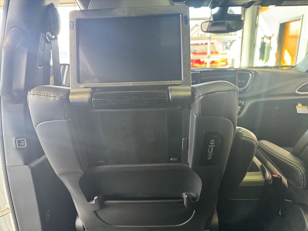 2026 Chrysler Pacifica Select - Photo 11