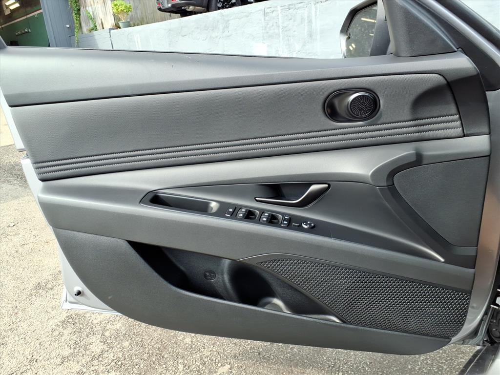 2025 Hyundai Elantra SEL - Photo 8