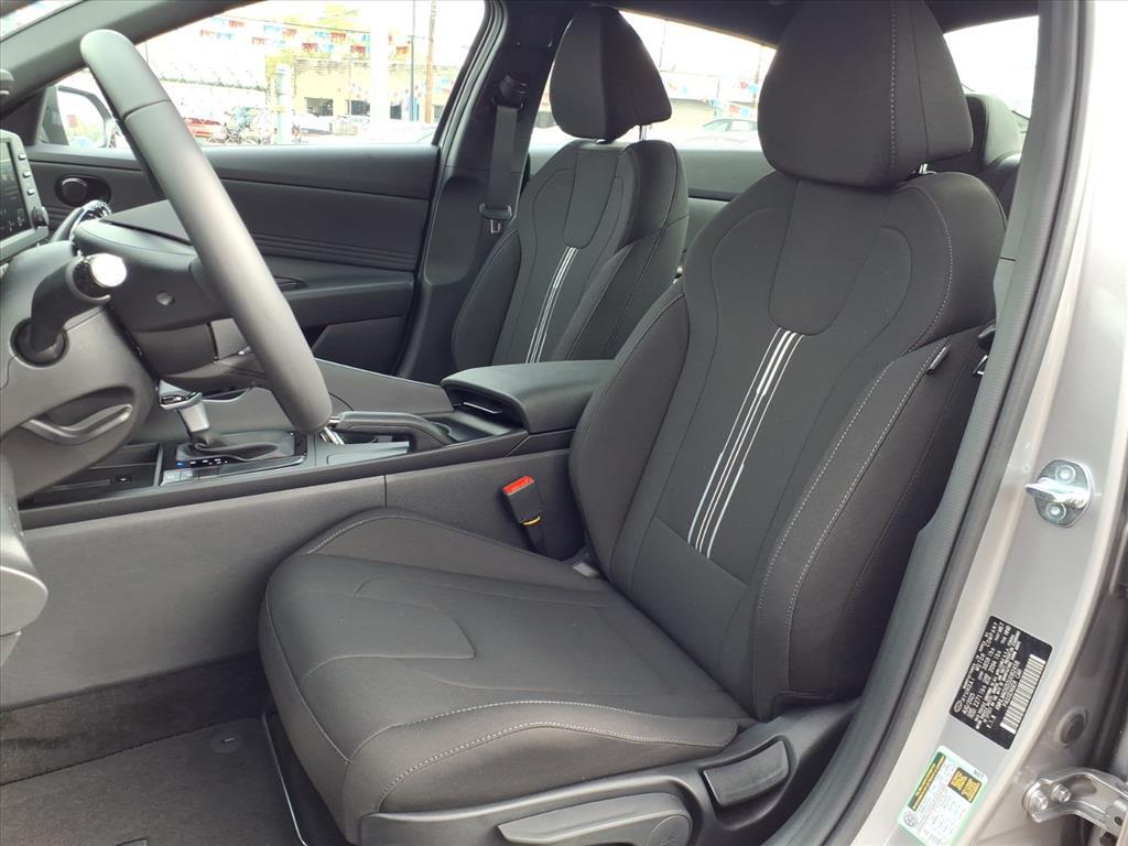 2025 Hyundai Elantra SEL - Photo 5