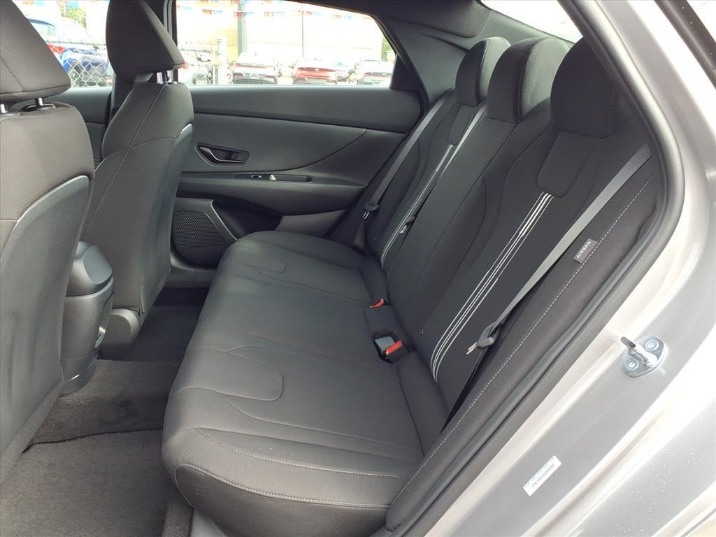 2025 Hyundai Elantra SEL - Photo 6