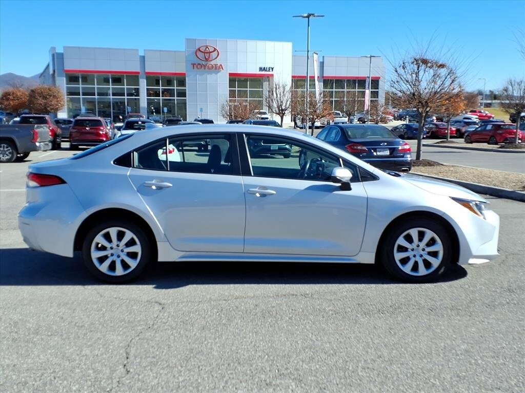 2024 Toyota Corolla LE photo 3