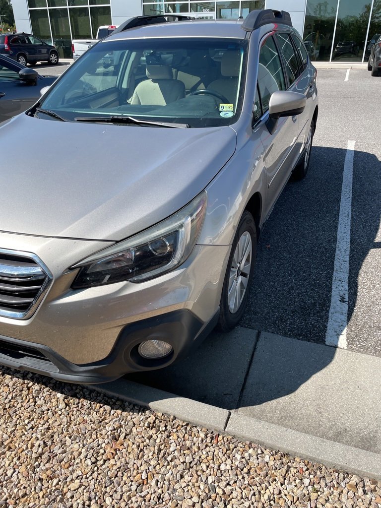 2018 Subaru Outback 2.5i Premium photo 2