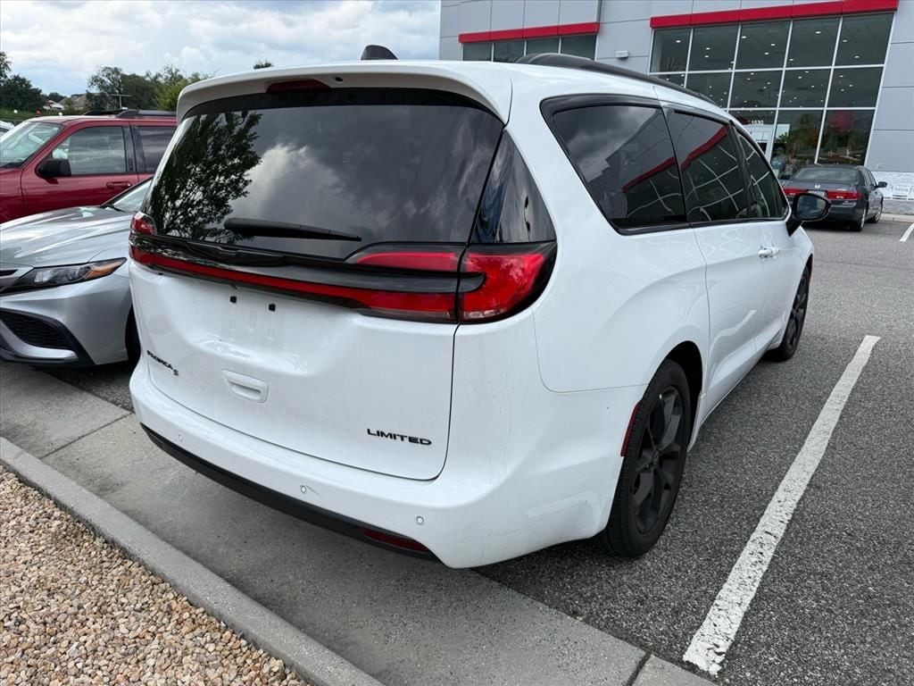 Used 2025 Chrysler Pacifica Limited Minivan/Van