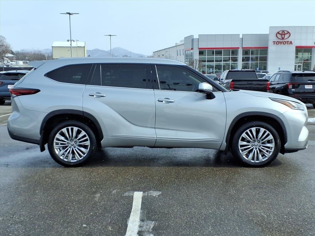 Used 2024 Toyota Highlander Hybrid Platinum SUV
