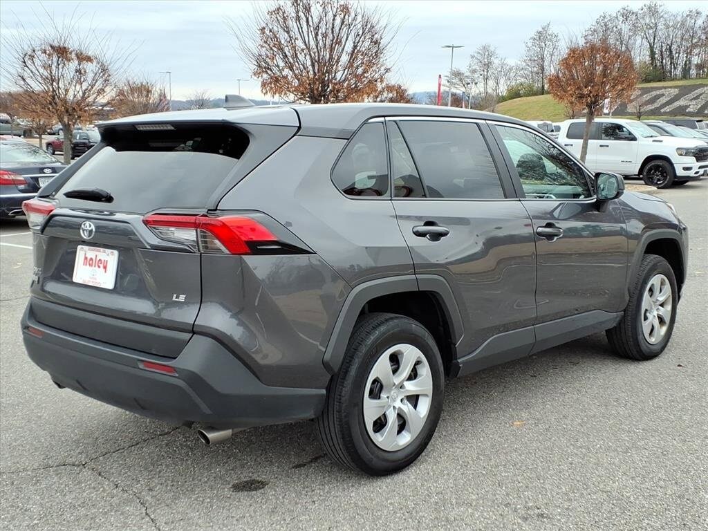 2025 Toyota RAV4 LE photo 4