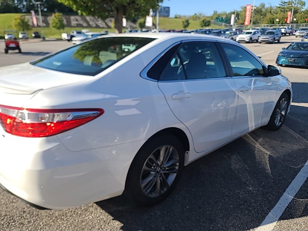 2017 Toyota Camry SE photo 3