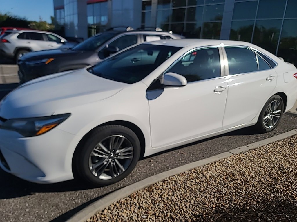 2017 Toyota Camry SE photo 2
