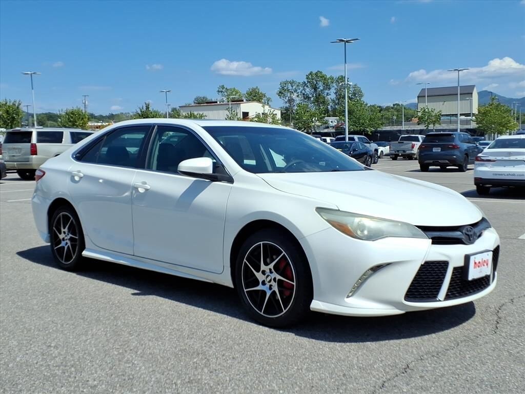 Used 2016 Toyota Camry SE Sedan