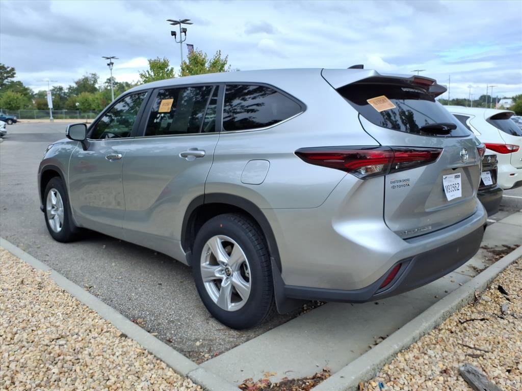2024 Toyota Highlander LE photo 3