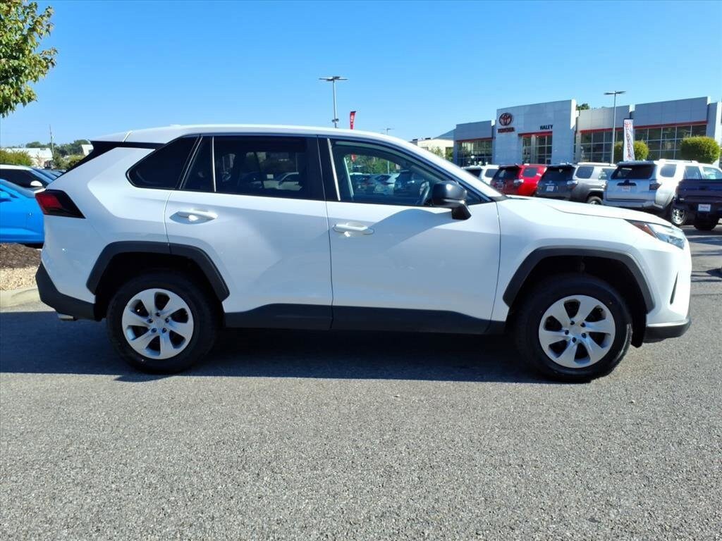 2024 Toyota RAV4 LE photo 3