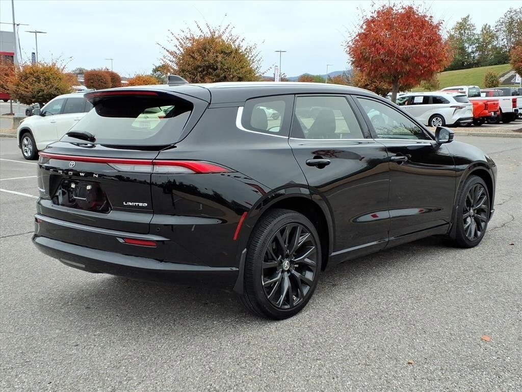 2025 Toyota Crown Signia Limited photo 3