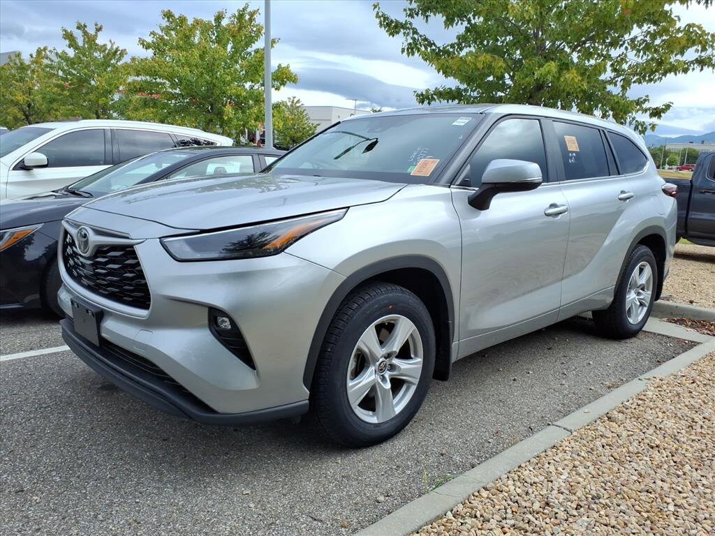 2024 Toyota Highlander LE photo 4