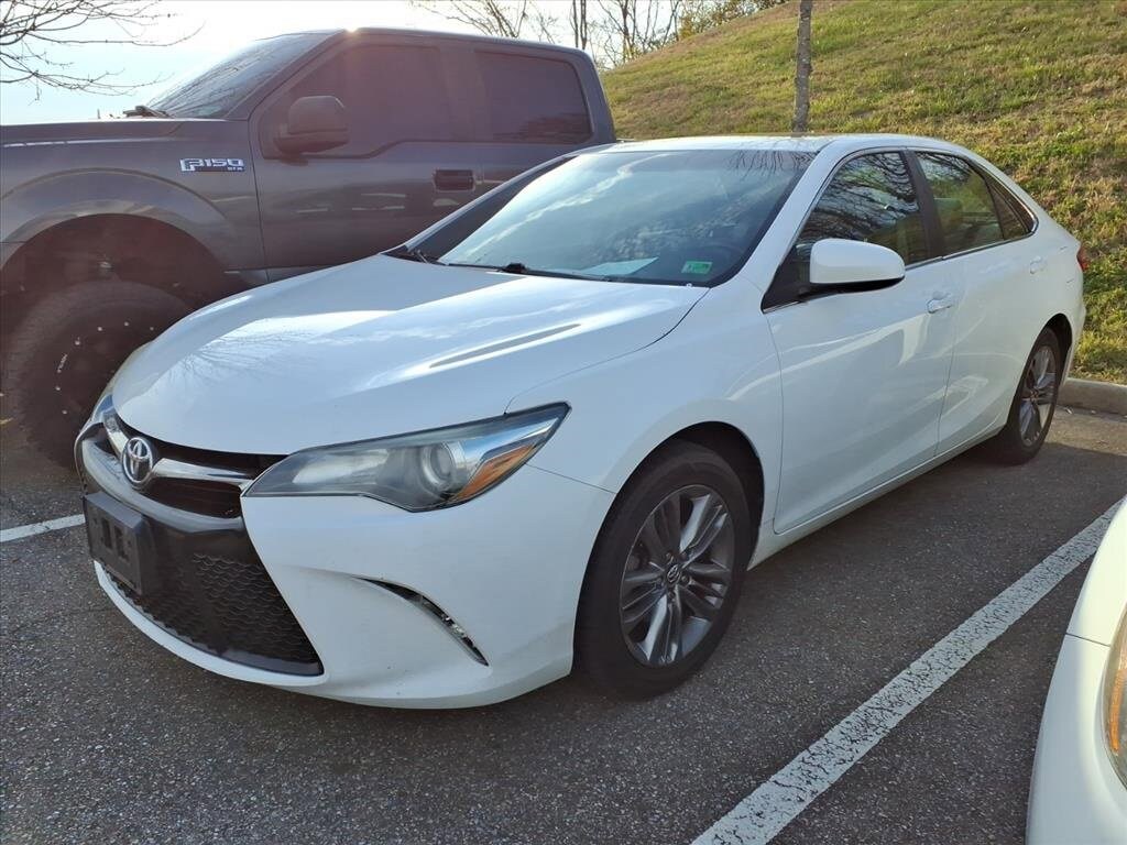 Used 2017 Toyota Camry SE Sedan