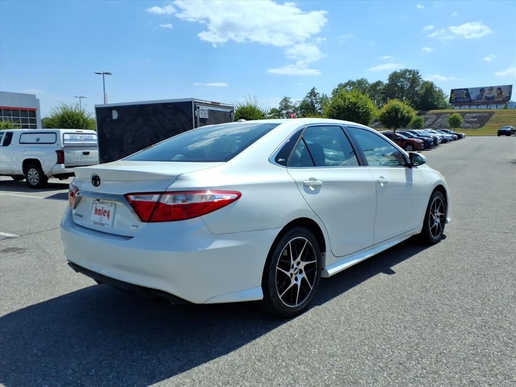 Used 2016 Toyota Camry SE Sedan