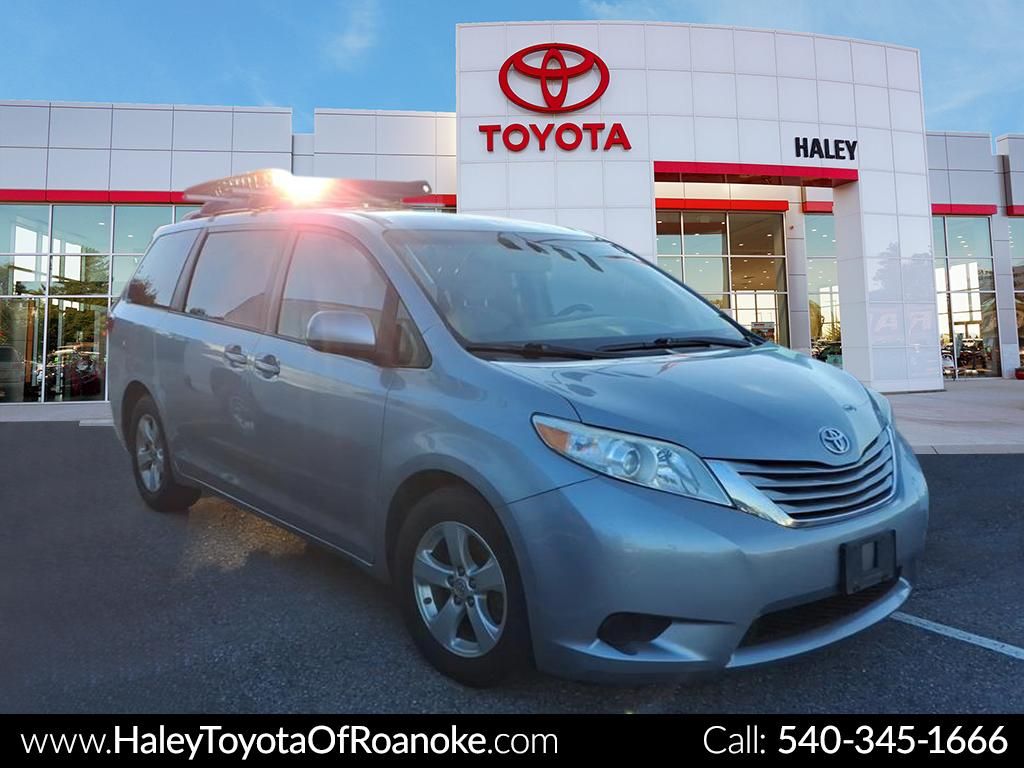 2017 Toyota Sienna LE V6 7-Passenger Access Seat's photo