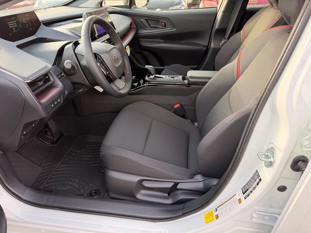 2026 Toyota Prius Plug-in Hybrid SE - Photo 7