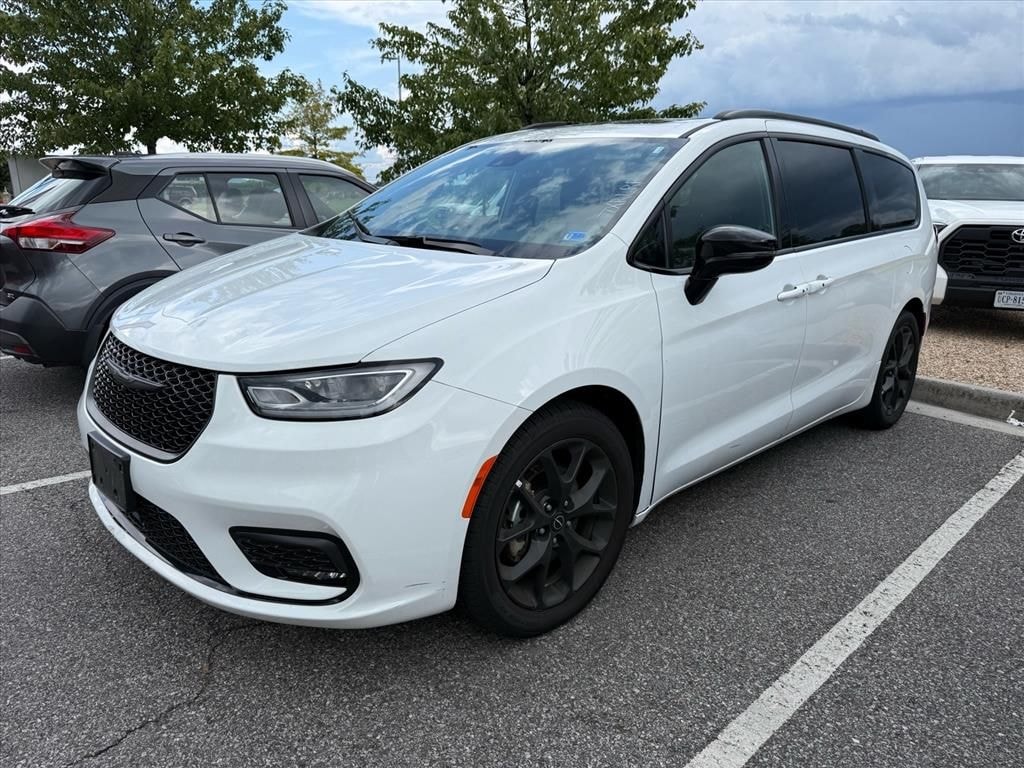 Used 2025 Chrysler Pacifica Limited Minivan/Van