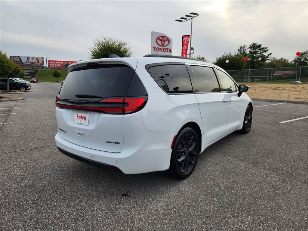 Used 2025 Chrysler Pacifica Limited Minivan/Van