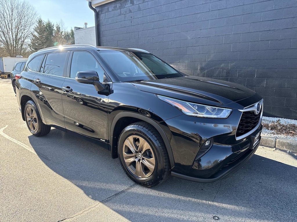 Used 2023 Toyota Highlander Hybrid XLE Bronze SUV