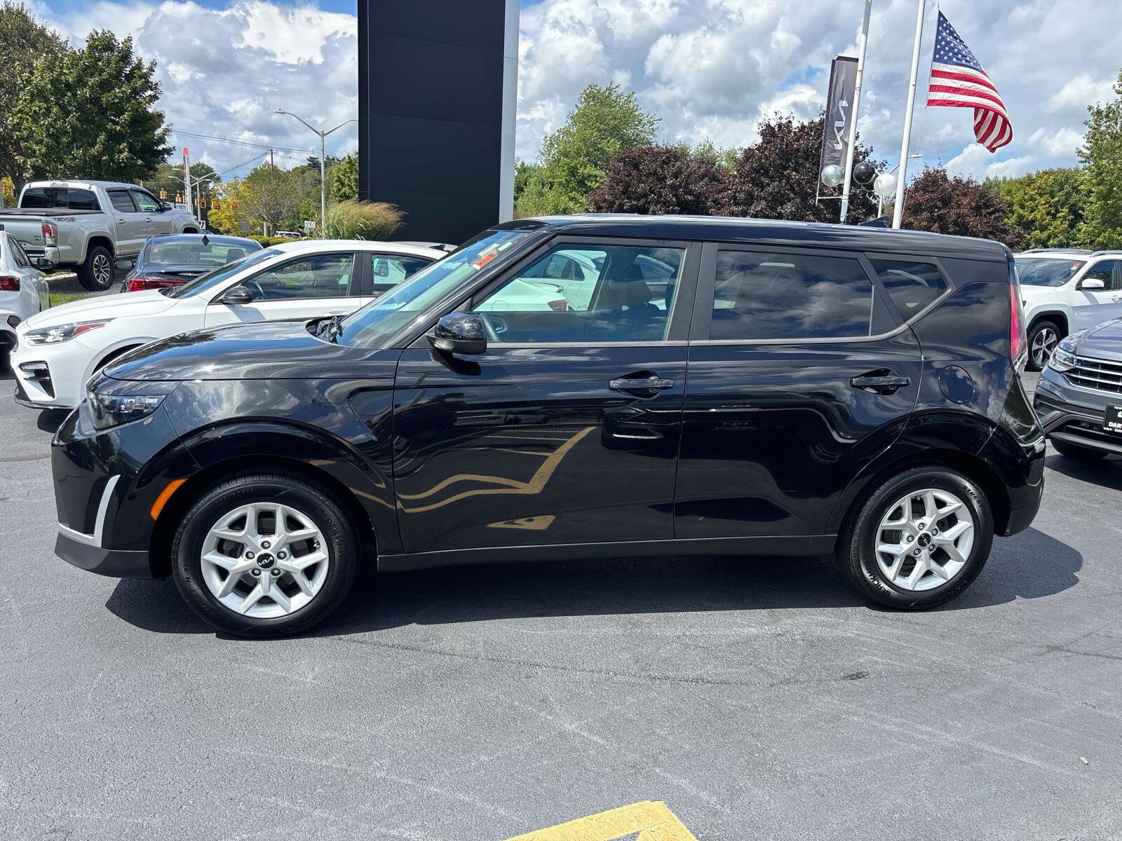 2023 Kia Soul LX photo 2