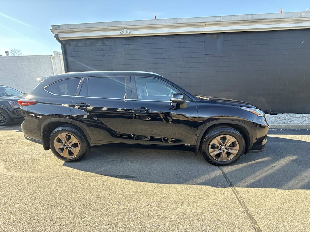 Used 2023 Toyota Highlander Hybrid XLE Bronze SUV