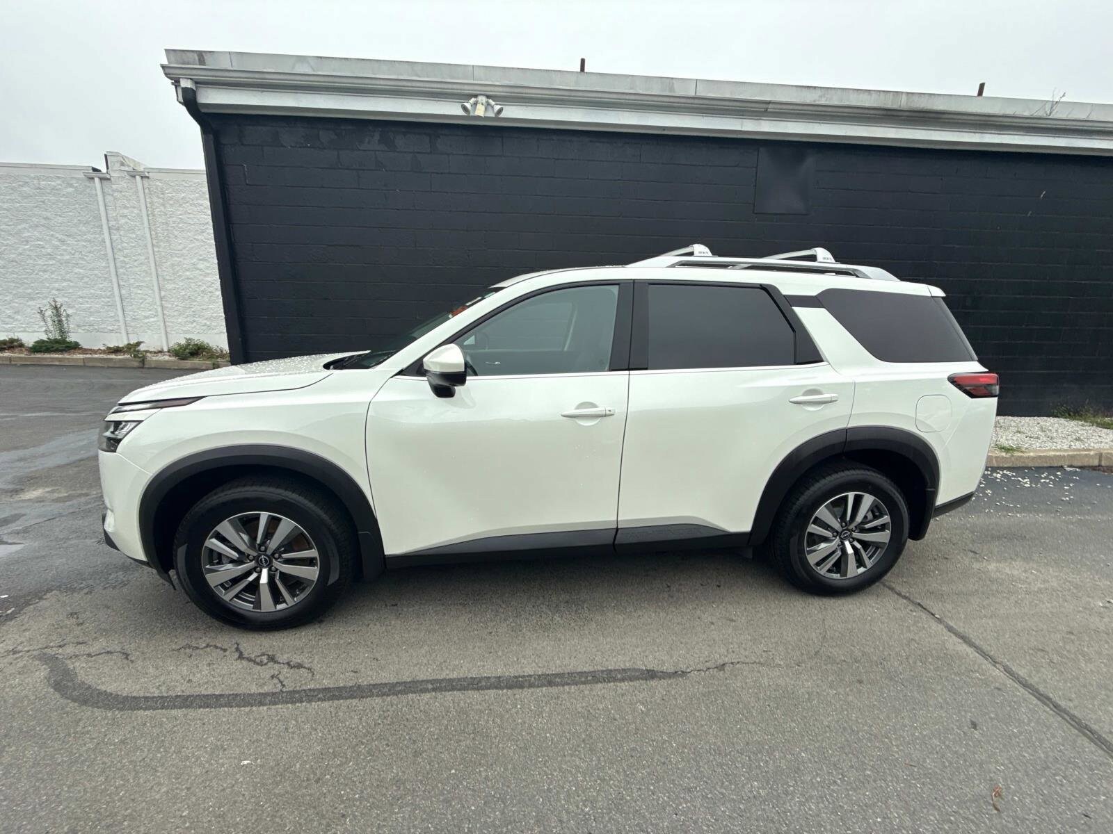 2023 Nissan Pathfinder SL photo 2