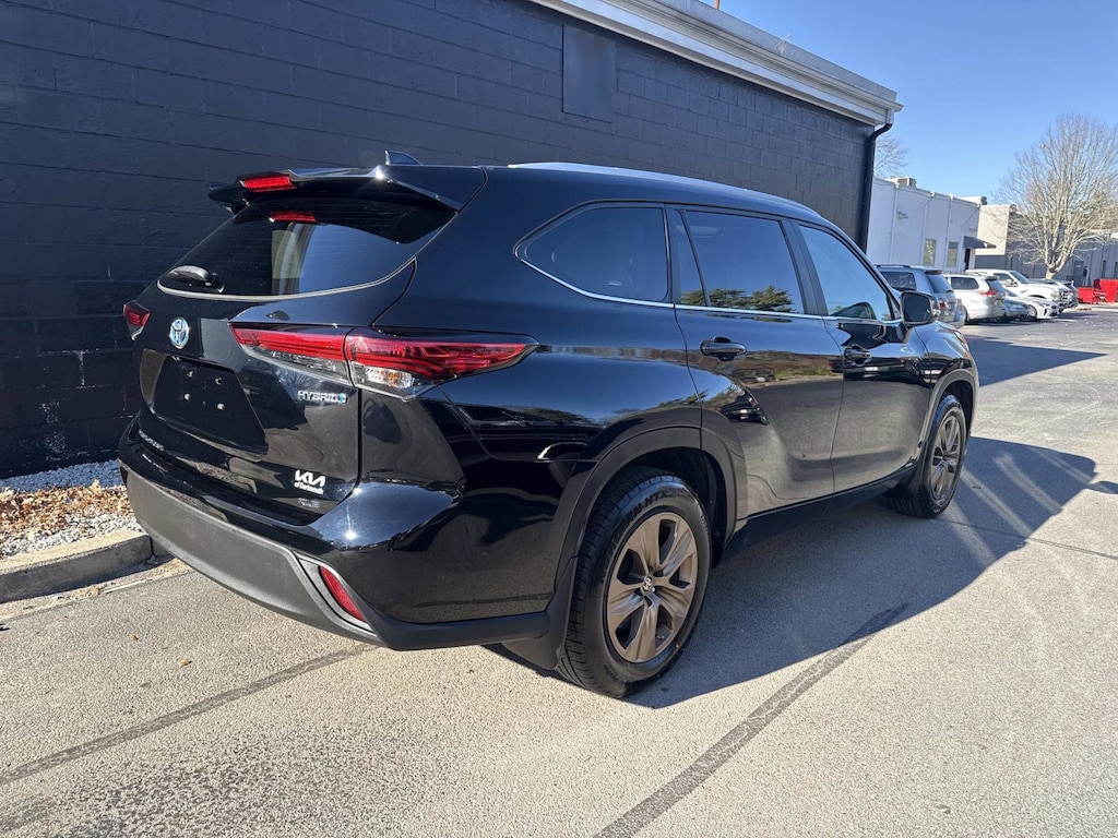 Used 2023 Toyota Highlander Hybrid XLE Bronze SUV