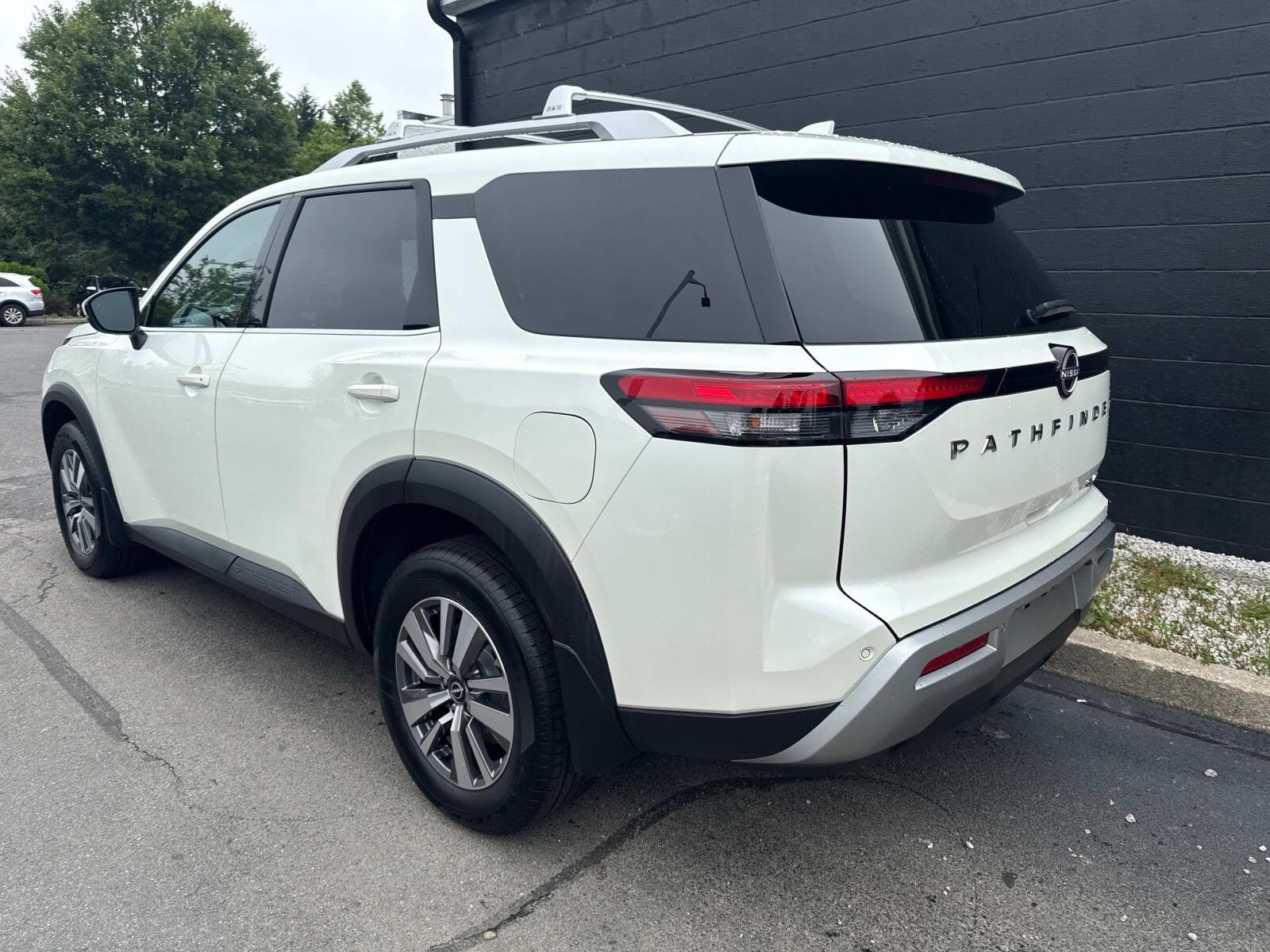 2023 Nissan Pathfinder SL photo 3