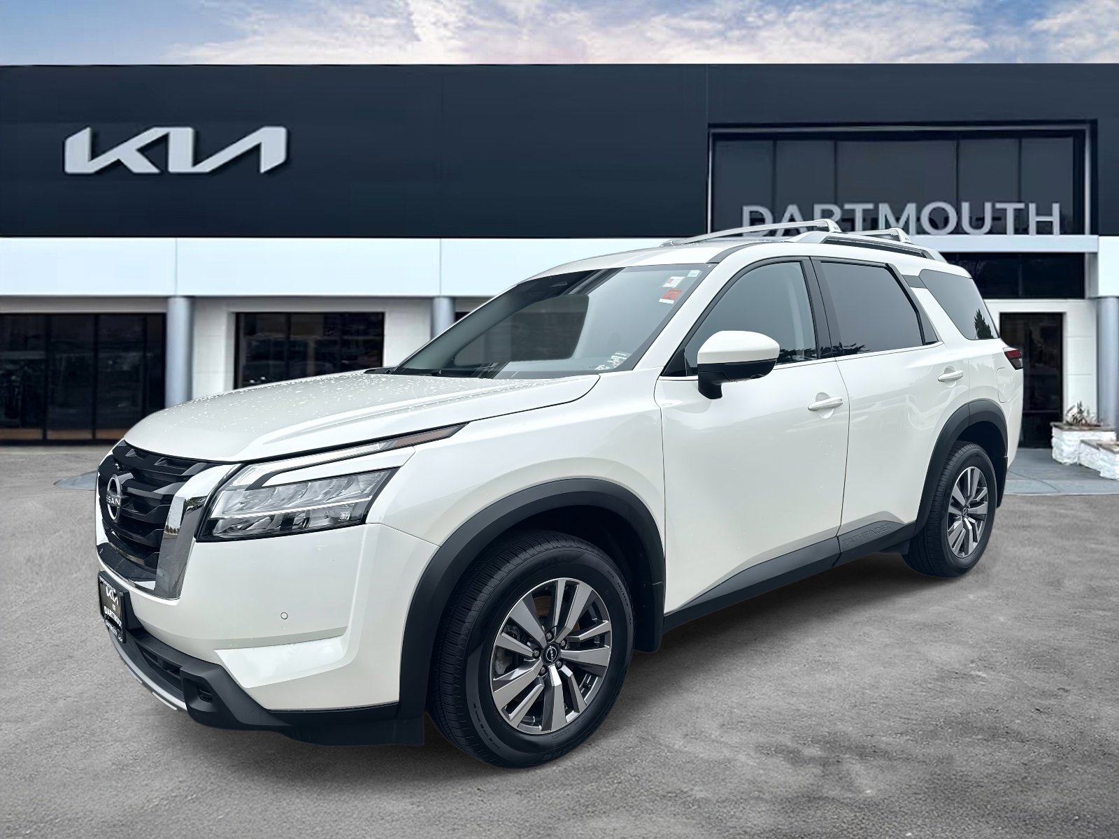 2023 Nissan Pathfinder SL's photo