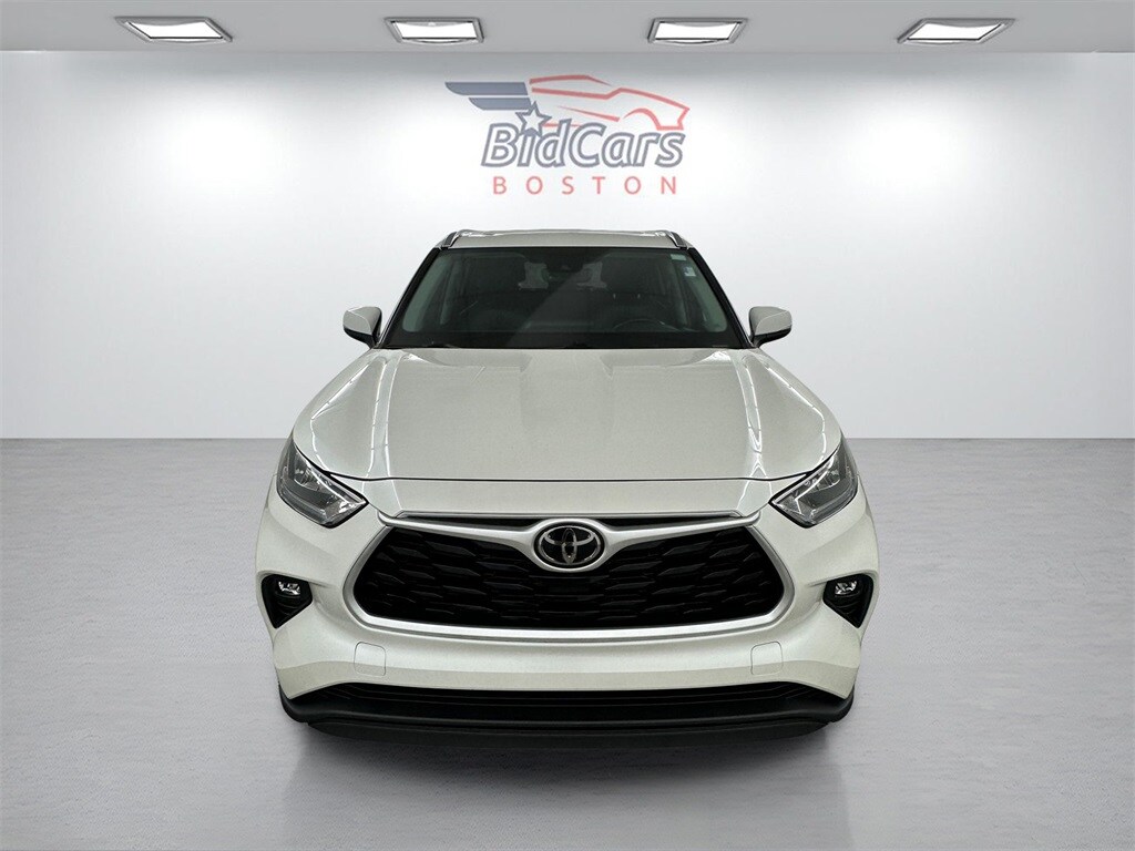 2021 Toyota Highlander XLE photo 2