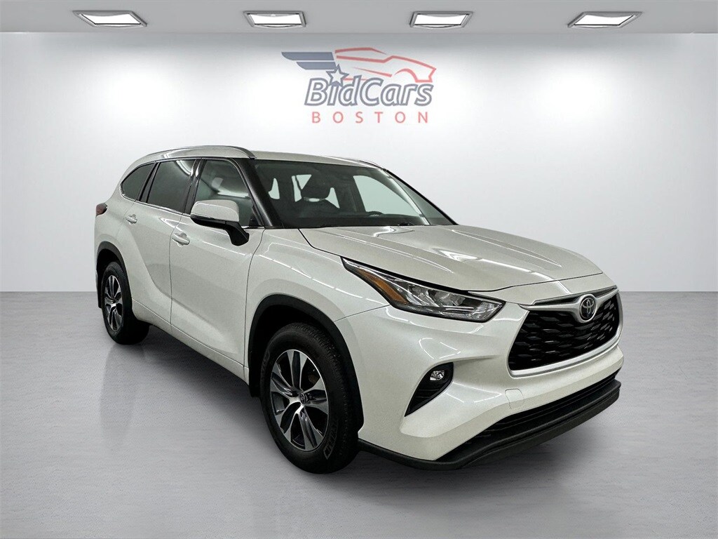 2021 Toyota Highlander XLE photo 3