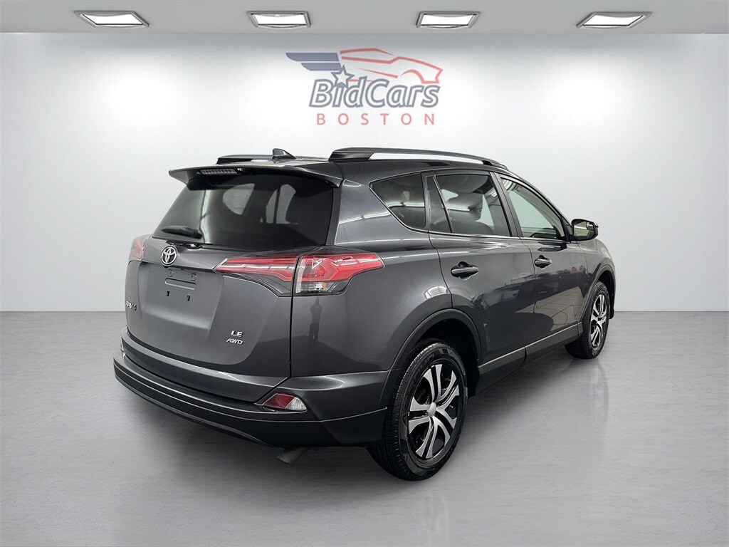 2018 Toyota RAV4 LE photo 4