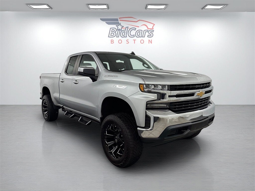 2020 Chevrolet Silverado 1500 LT photo 3