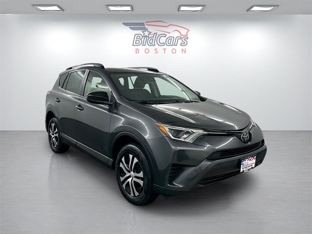 2018 Toyota RAV4 LE photo 3