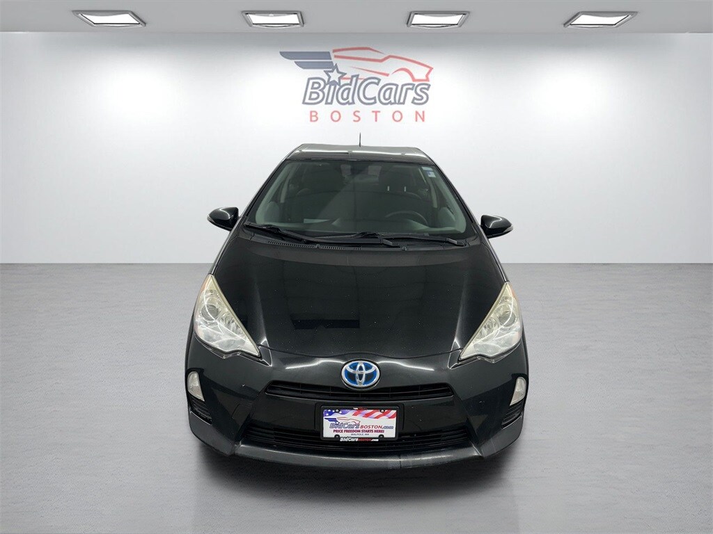 2013 Toyota Prius C photo 2