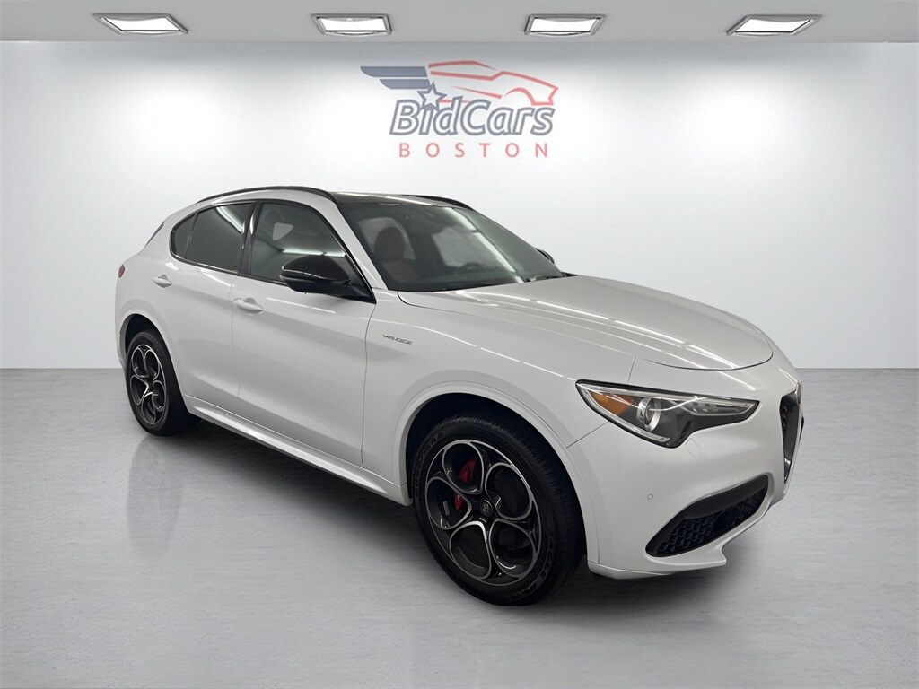 2022 Alfa Romeo Stelvio photo 3