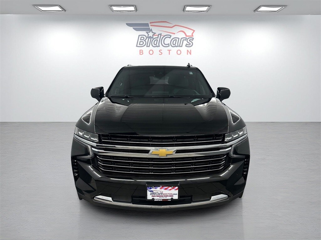 2024 Chevrolet Suburban LT photo 2