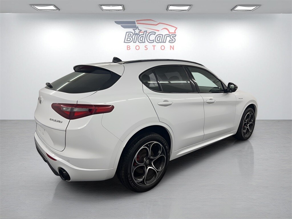 2022 Alfa Romeo Stelvio photo 4